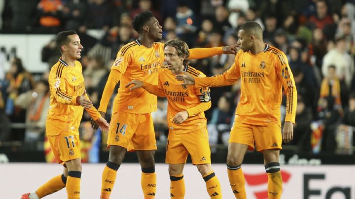 Con 10 jugadores, el Real Madrid consuma remontada y vence 2-1 a Valencia, para tomar la cima