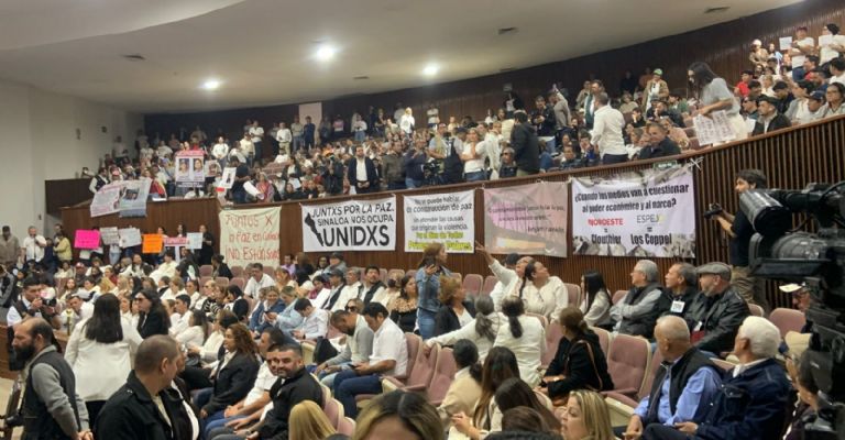 Ciudadanos irrumpen en el Congreso estatal. Crédito: Especial.