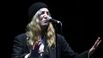 Patti Smith se disculpa por cancelar un espectáculo tras desmayarse en el escenario en Brasil