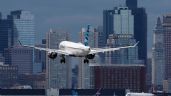 Pasajero abre puerta de avión justo antes de despegar