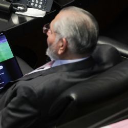 Adán Augusto López ve el futbol mientras comparece el secretario de Hacienda (Video)