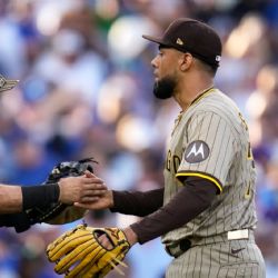 El bullpen de San Diego amansa a los Cachorros, con Miller lanzando fuego