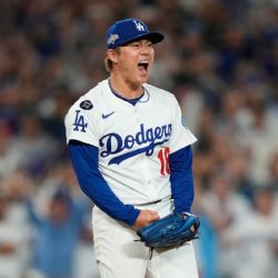 Yamamoto brilla por Dodgers, que barren a Rojos y anclan en la Serie Divisional de la Liga Nacional