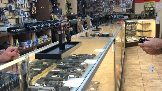 Trump revive la vía expedita de venta de armas civiles, muchas de alto poder