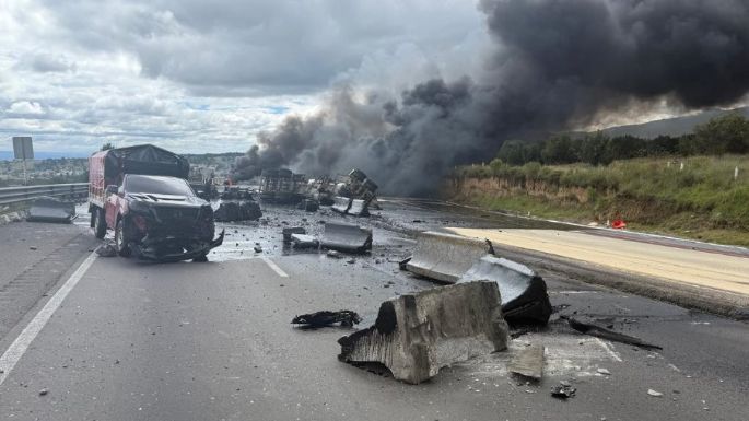 Choque entre pipa y tráiler provoca incendio y cierre de autopista México–Puebla (Videos)