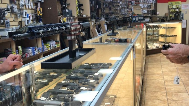 Trump revive la vía expedita de venta de armas civiles, muchas de alto poder