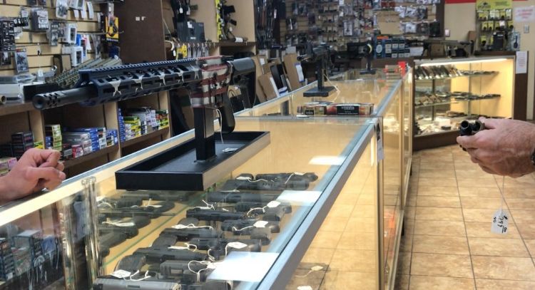 Trump revive la vía expedita de venta de armas civiles, muchas de alto poder