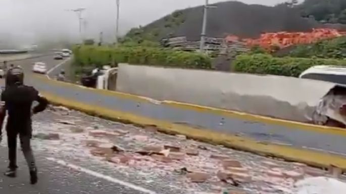 Vuelca un tracto camión de refrescos en La Pera; carga vehicular en la México-Cuernavaca (Video)