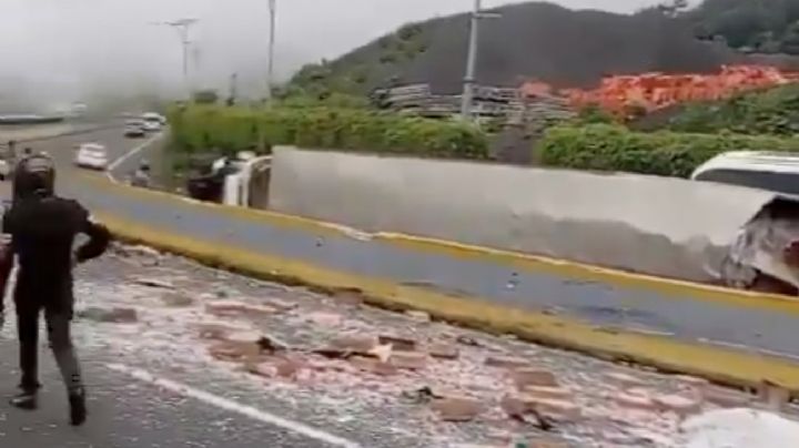 Vuelca un tracto camión de refrescos en La Pera; carga vehicular en la México-Cuernavaca (Video)