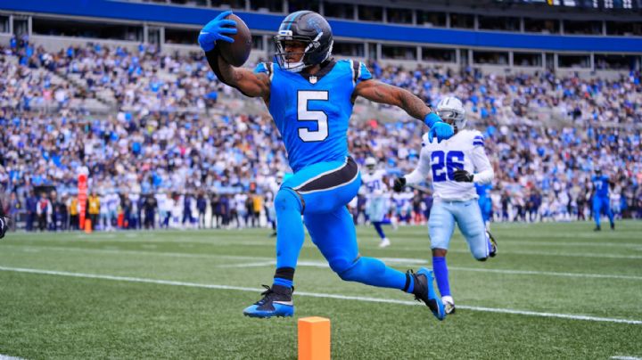 Dowdle logra 239 yardas ante su exequipo; Panthers vencen a Cowboys con gol de campo al final
