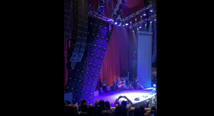 Se cae pantalla gigante durante el concierto sinfónico de El Tri en el Auditorio Nacional (Video)
