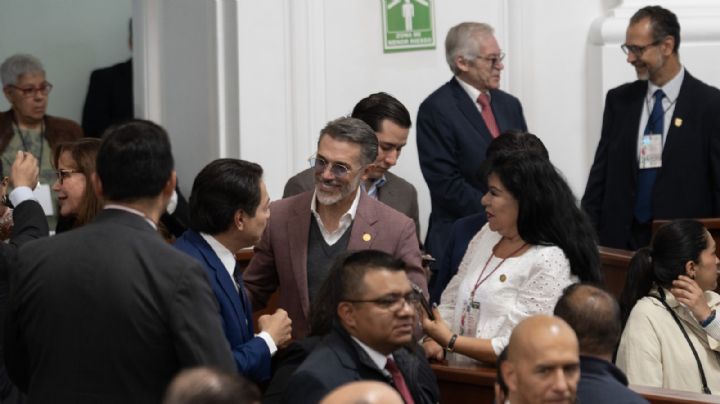 Exhiben en redes imágenes de Sergio Mayer aparentemente dormido en el informe de Brugada
