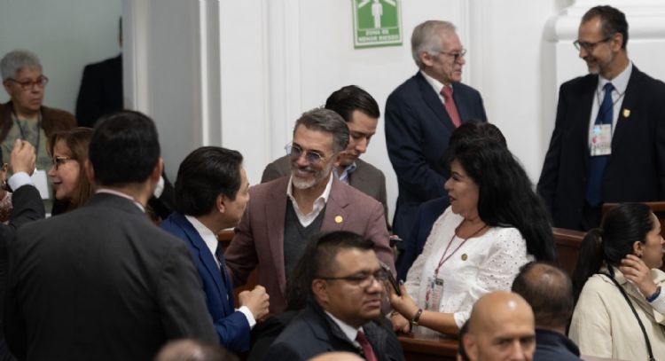 Exhiben en redes imágenes de Sergio Mayer aparentemente dormido en el informe de Brugada