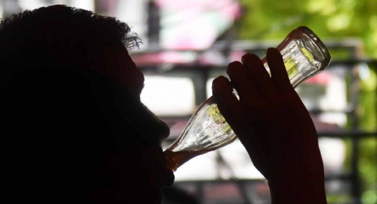 Mexicanos apoyan subir impuestos a refrescos: encuesta