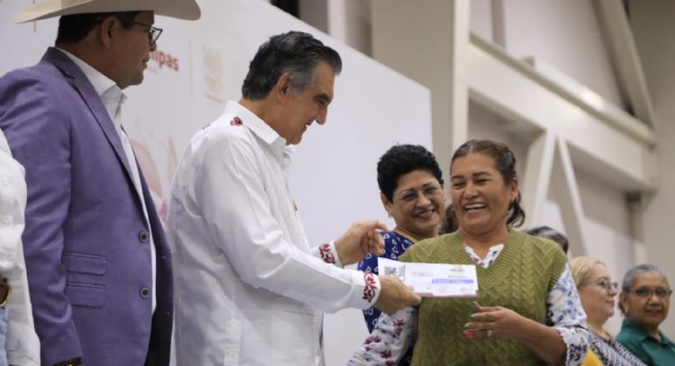Entrega Américo tarjetas de Pensión Mujeres Bienestar; llegará a 93 mil tamaulipecas