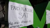 Foto ilustrativa de la nota titulada: “Brazos caídos”: empleados del SAT bloquean Reforma y las vías al AICM (Video)