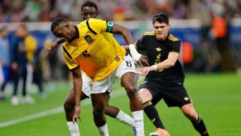 Abuchean en Guadalajara a México por el empate 1-1 con Ecuador