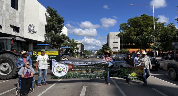 Agricultores de Culiacán bloquean carreteras; exigen mejores precios de garantía