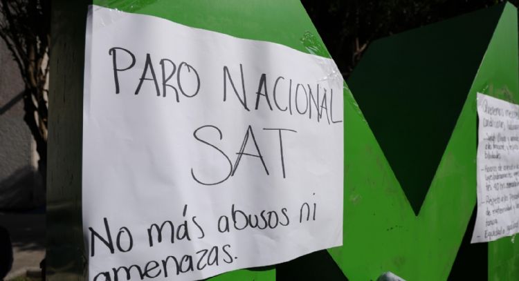 “Brazos caídos”: empleados del SAT bloquean Reforma y las vías al AICM (Video)
