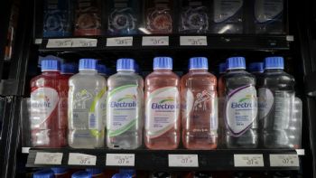 Electrolit, el “suero” que endulza 3.7 veces más de lo recomendado y esquiva impuestos millonarios