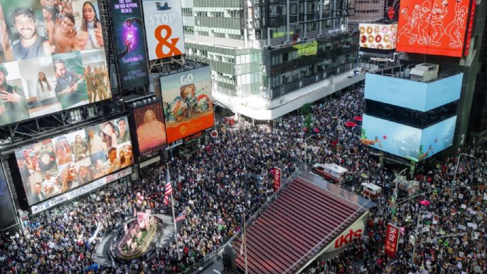 Protestas contra Trump generan ambiente festivo; republicanos las llaman actos de odio a EU