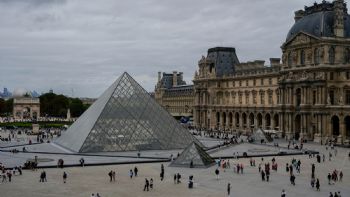 Roban joyas de Napoleón en el Louvre y declaran el cierre provisional del museo