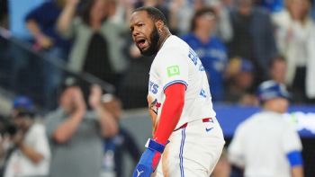 Guerrero pega su sexto jonrón en playoffs y Azulejos vencen a Marineros para forzar juego decisivo