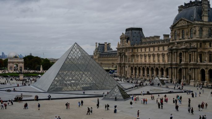 Roban joyas de Napoleón en el Louvre y huyen en motos; declaran cierre provisional del museo