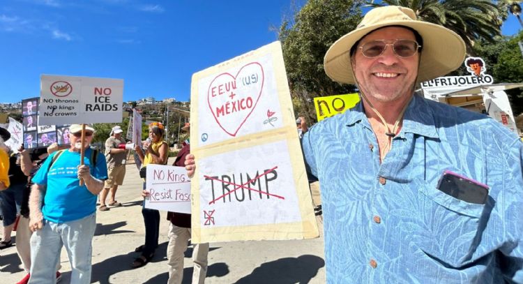 Estadunidenses en Baja California protestan contra “dictadura fascista” de Donald Trump (Video)