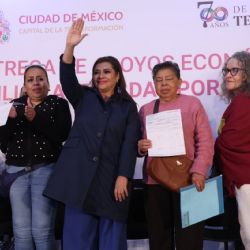 Brugada entrega apoyos económicos a más de 2 mil familias afectadas por las lluvias en Iztapalapa