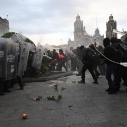 Marcha del 2 de octubre concluye con enfrentamientos en el Zócalo; policías y reporteros heridos