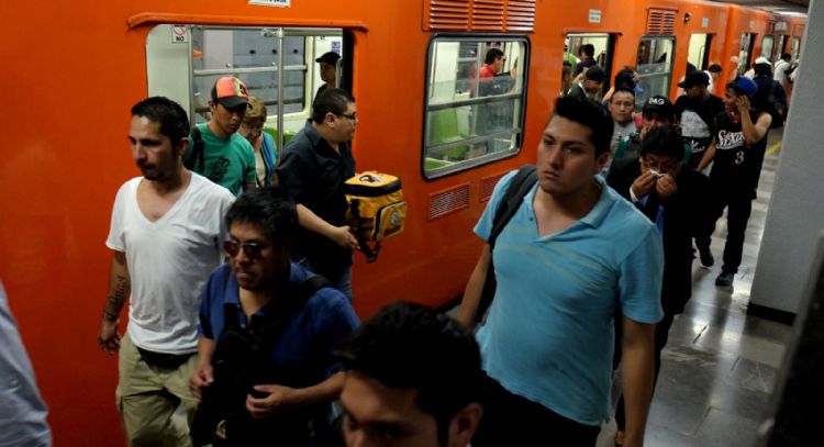 Cierran estaciones Zócalo y Pino Suárez del Metro por marcha del 2 de octubre
