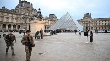 El Louvre permanece cerrado un día después de sufrir el robo de joyas de Napoleón
