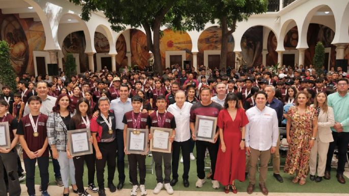 Gobernador Durazo premia con becas a medallistas de los Juegos Deportivos Nacionales