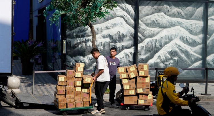 Economía de China se desacelera al 4.8% anual entre julio y septiembre debido a la baja demanda