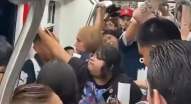 Aficionados de Rayados agreden a una mujer en el metro de Monterrey (Video)