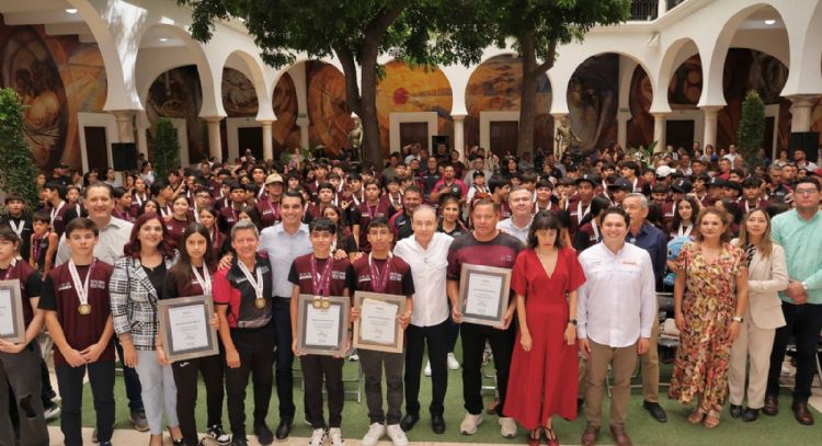 Gobernador Durazo premia con becas a medallistas de los Juegos Deportivos Nacionales