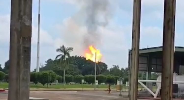 Explosión de ducto de Pemex lesiona a por lo menos cinco elementos de la Sedena