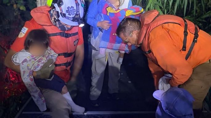 Rescatan a Familia guatemalteca que quedó atrapada en maleza del Río Bravo