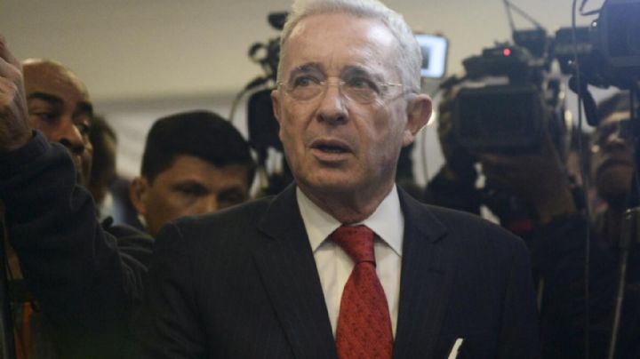 Tribunal revoca sentencia contra expresidente Álvaro Uribe por manipulación y soborno