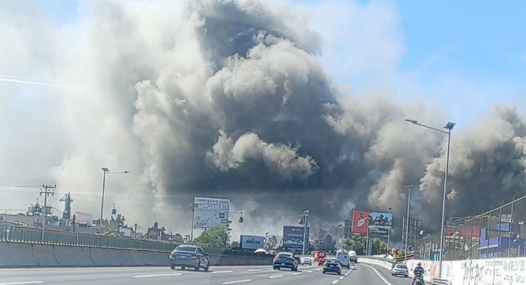 Fábrica de colchones se incendia en Ecatepec, Estado de México (Videos)