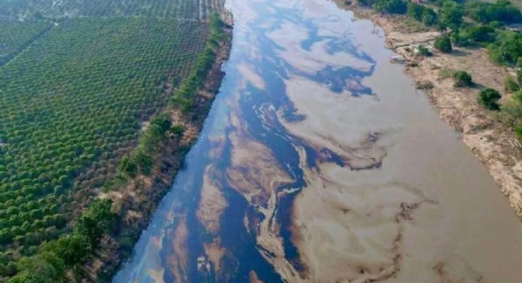 Derrame de hidrocarburo contamina ocho kilómetros del río Pantepec en Veracruz (Video)