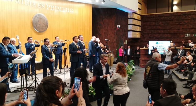 La Sonora Santanera pone a bailar a los diputados (Video)