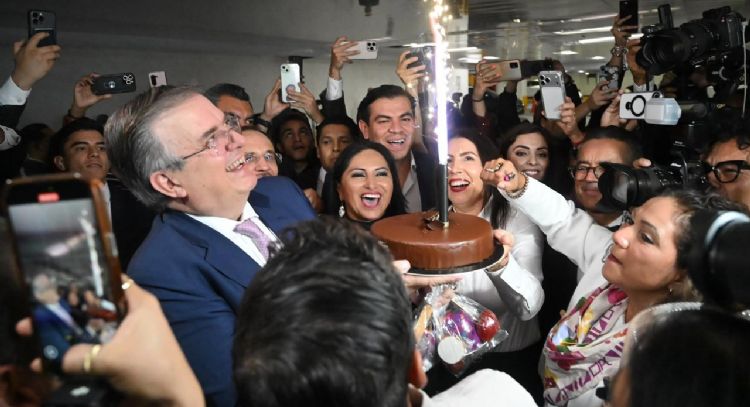 Reciben a Ebrard con porras, “Las Mañanitas” y pastel por su cumpleaños (Video)