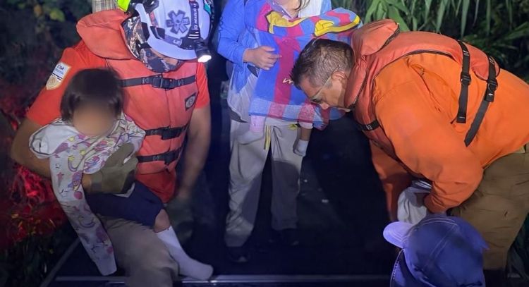 Rescatan a Familia guatemalteca que quedó atrapada en maleza del Río Bravo