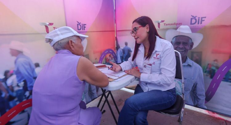 DIF Tamaulipas acerca servicios a familias de Casas con la brigada “Transformando Familias”