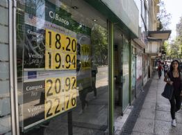 Peso pierde ante salida de capitales, según datos de Bloomberg