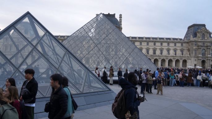 Reabre el Museo Louvre tres días después del robo de joyas de la corona francesa
