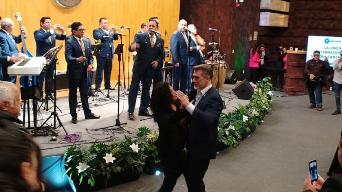 Ricardo Monreal “regaña” a diputados por baile con La Sonora Santanera (Video)