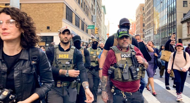 Neoyorquinos se enfrentan a agentes de inmigración durante redada en Canal Street